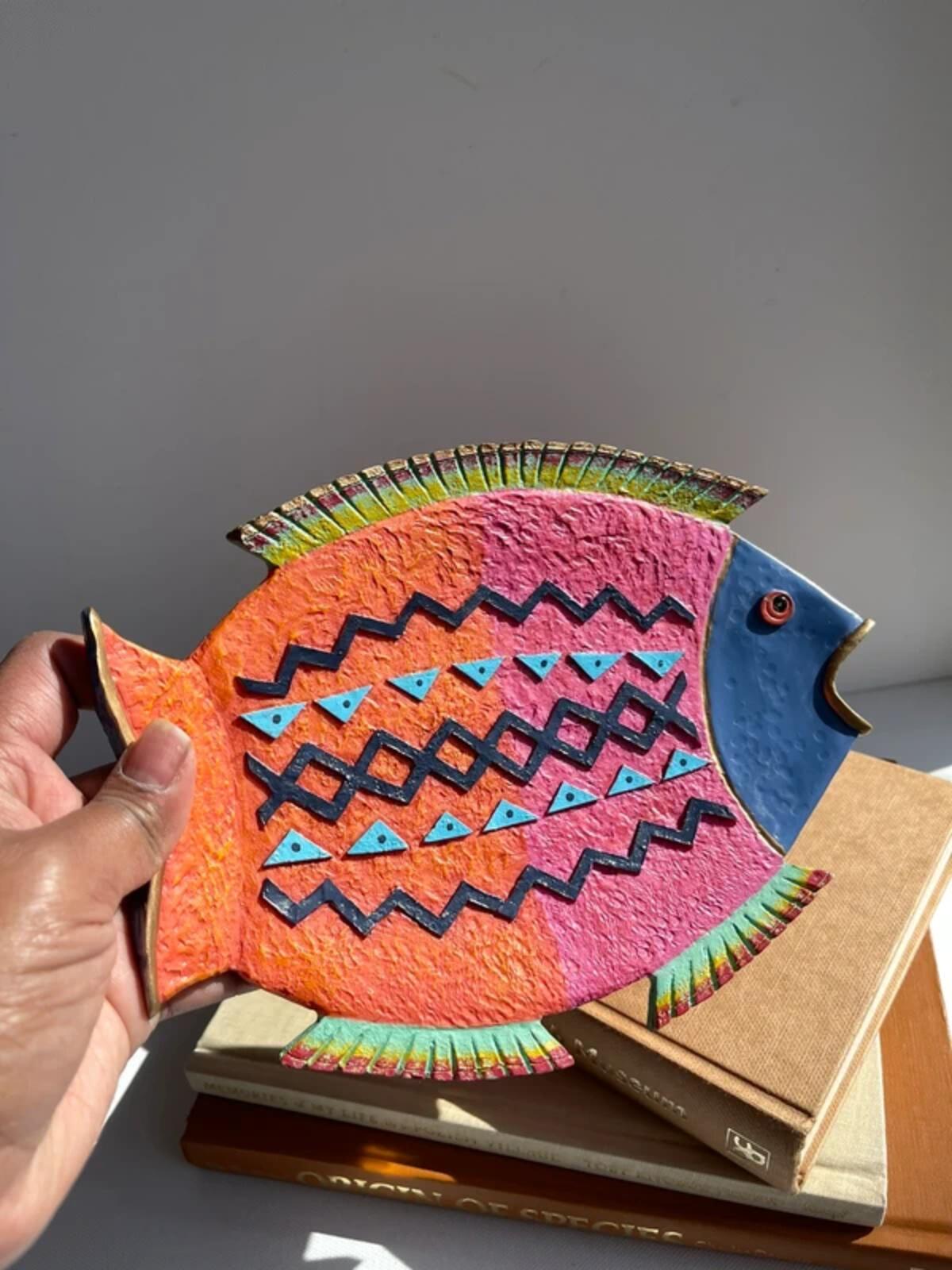 Vintage Y2K 90s tropical fish wall plaque | handpainted polyresin colourful art