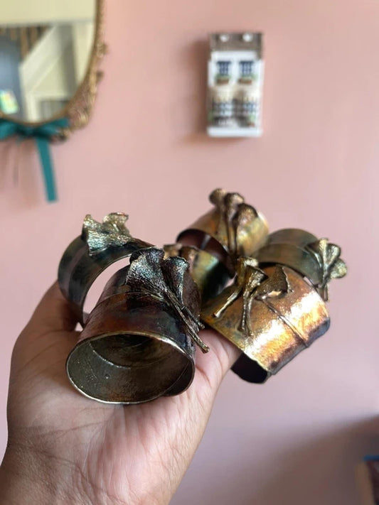 Vintage set of 6 real eucalyptus leaf napkin rings made in Australia, 1980s to 1990s botanical table decor, natural dining accessories, rustic farmhouse, cottagecore and Australian collectible homeware.
