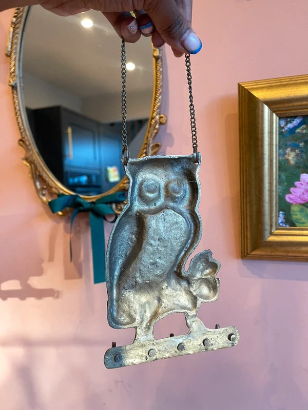Vintage solid brass owl key holder with original hanging chain and 5 hooks, decorative wall mounted key rack, whimsical owl wall hooks for entryway, hallway or kitchen, cottagecore home decor and vintage brass storage.