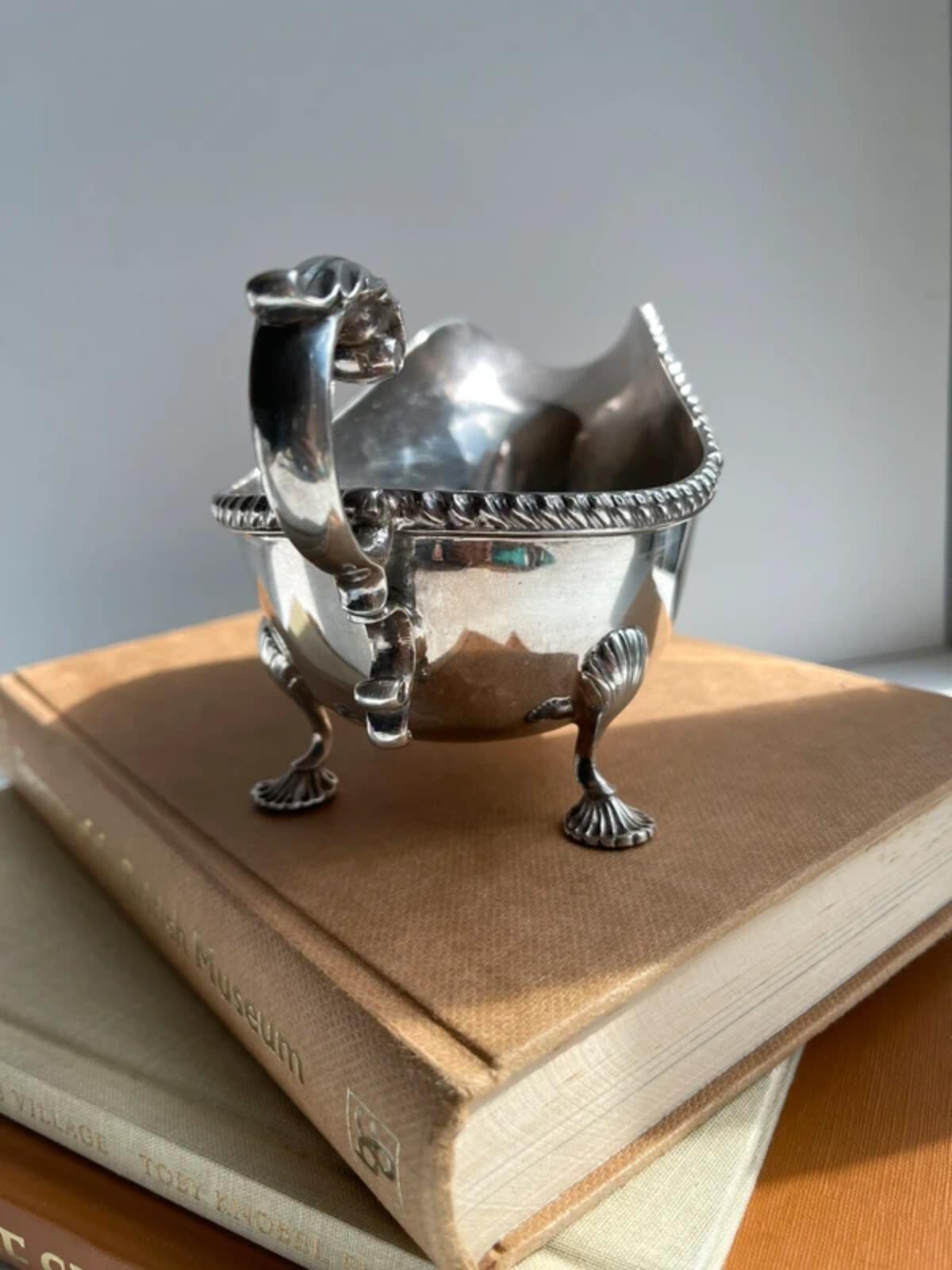 Antique silver plated footed gravy/sauce boat home decor tableware