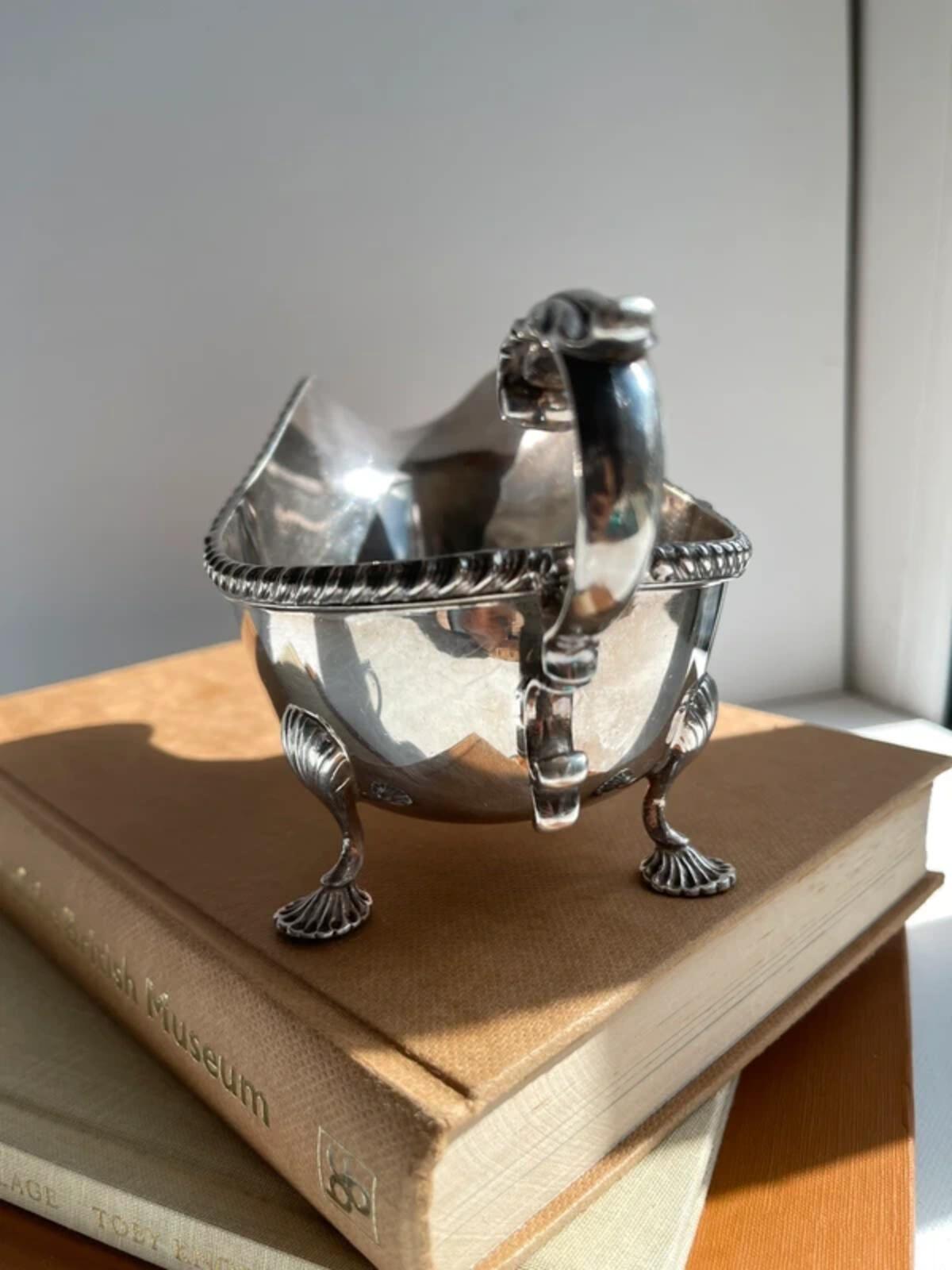 Antique silver plated footed gravy/sauce boat home decor tableware