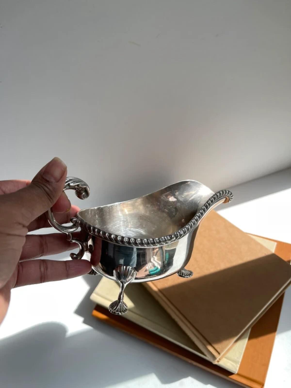 Antique silver plated footed gravy/sauce boat home decor tableware