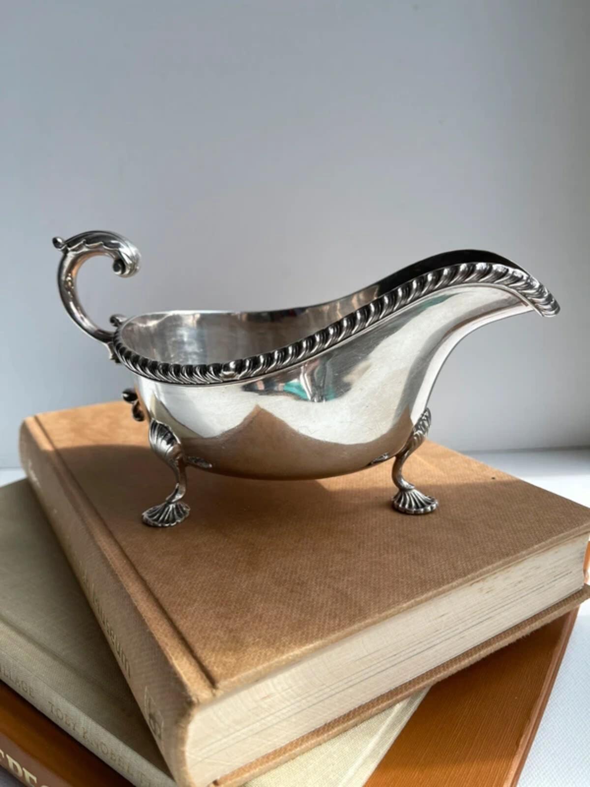 Antique silver plated footed gravy/sauce boat home decor tableware