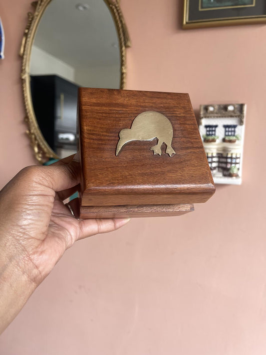 Vintage hardwood trinket box with brass inlay and kiwi bird design, handcrafted keepsake box, decorative jewellery storage, collectible wooden box, rustic vintage home decor and unique gift for bird lovers.