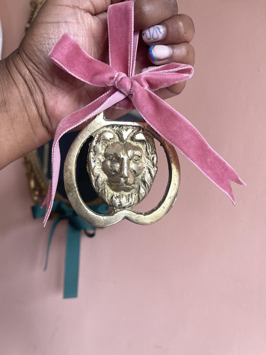 Vintage lion's head horse brass martingale medallion, traditional solid brass horse harness decoration, English equestrian collectible, rustic country home decor, wall display and vintage farmhouse styling.