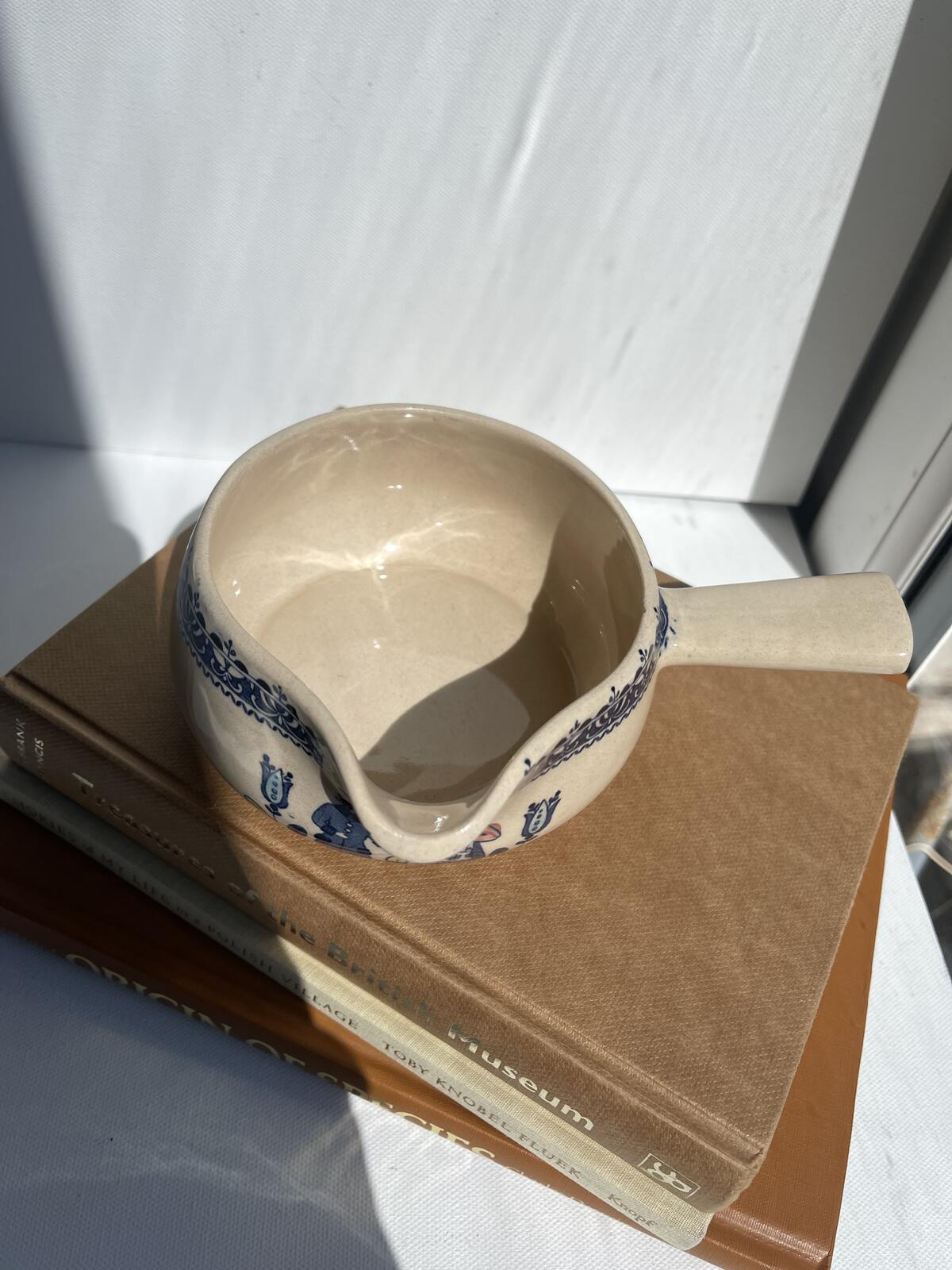 Johnson Bros Hearts & Flowers Staffordshire Old Granite Handled GRAVY BOAT