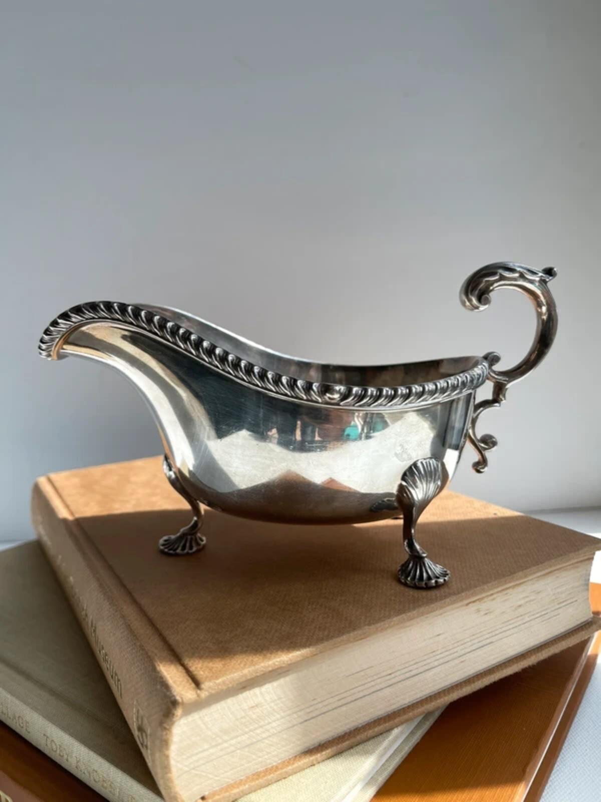 Antique silver plated footed gravy/sauce boat home decor tableware