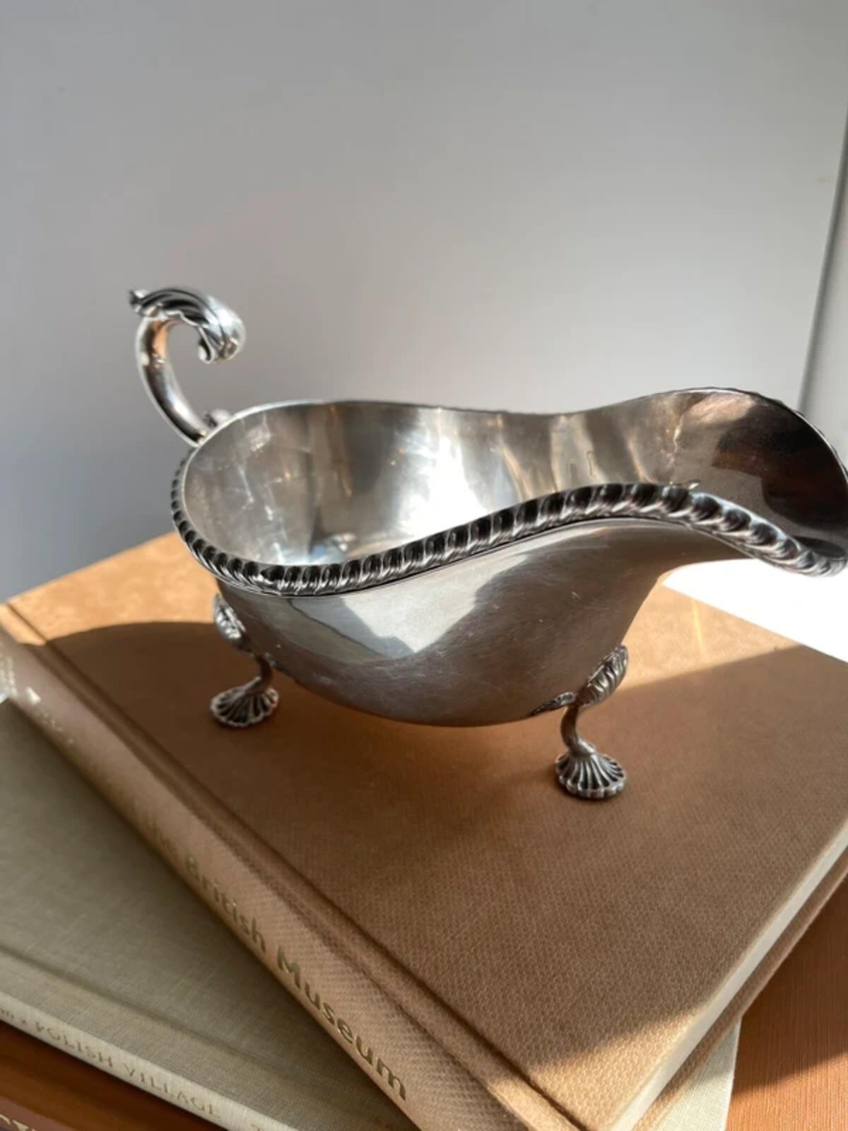 Antique silver plated footed gravy/sauce boat home decor tableware
