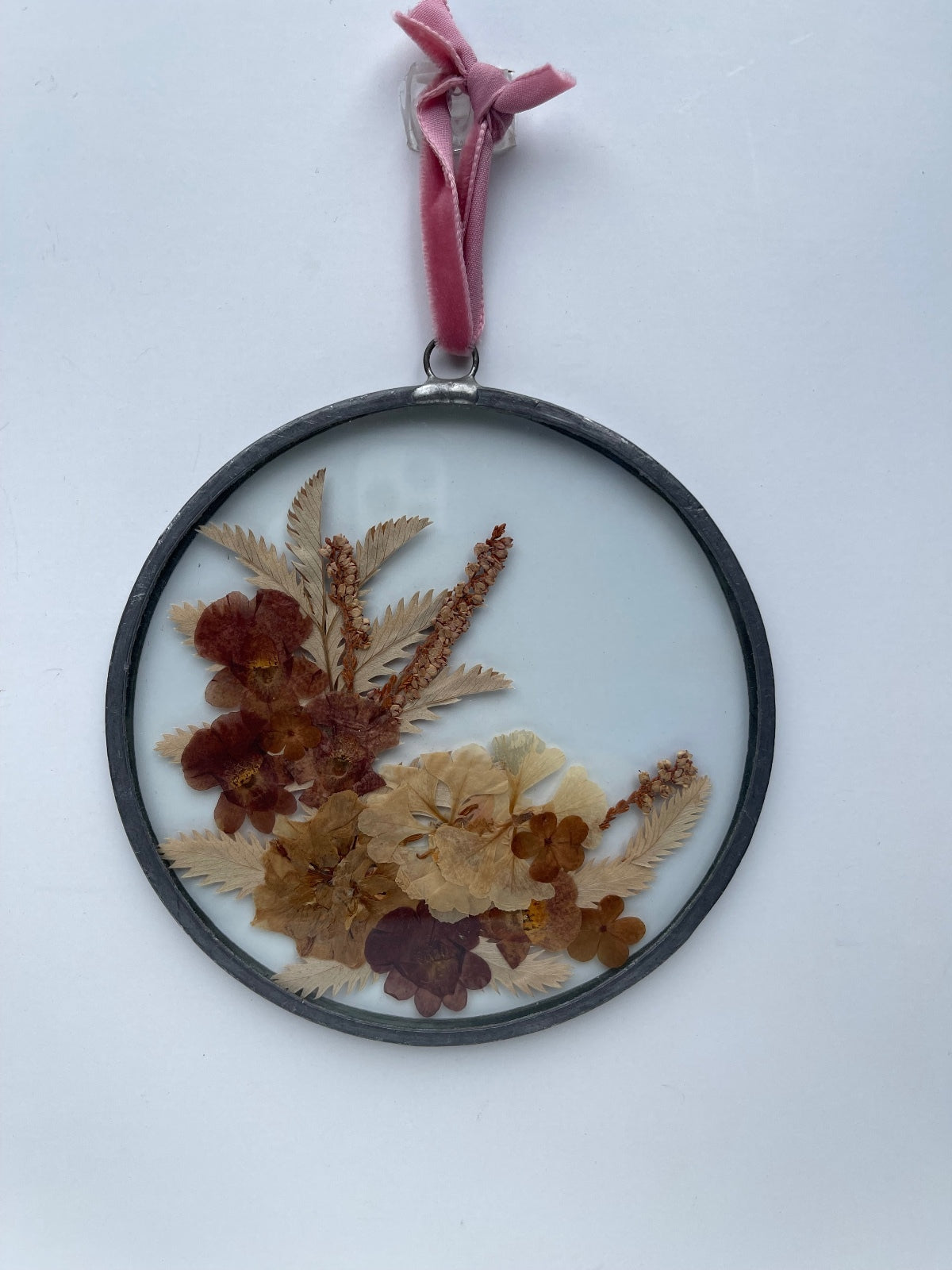 Vintage pressed flower glass frame with real dried sunflower, handcrafted botanical wall art, cottagecore home decor, nature-inspired hanging decoration, rustic farmhouse styling and charming vintage gallery wall accent.
