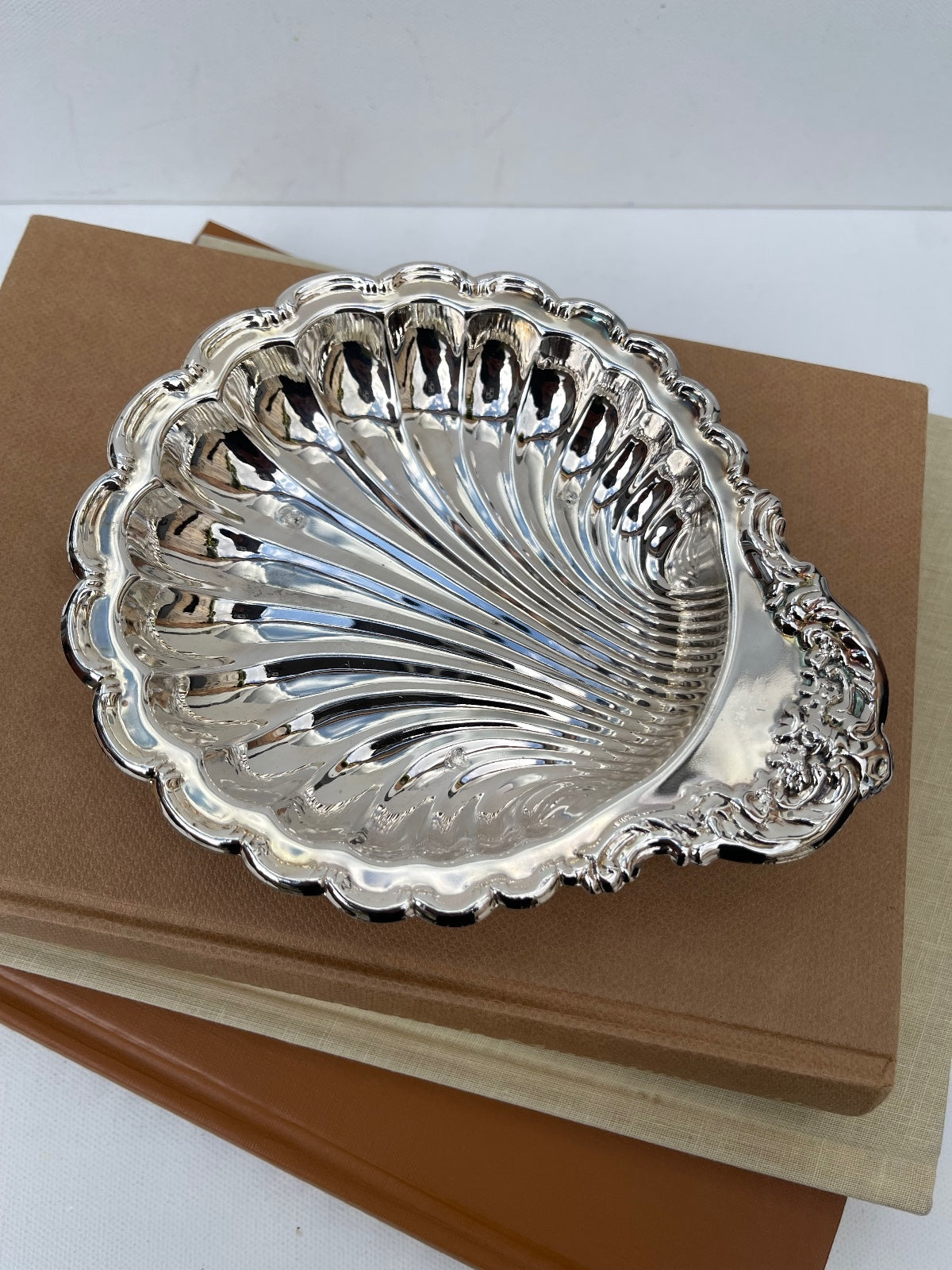 Vintage Leonard footed Silver plated Seashell serving Dish, Scalloped Edge Tray