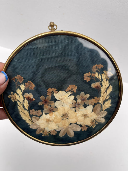Vintage circular pressed flower wall art with real dried botanical flowers, handcrafted nature-inspired decor, cottagecore home styling, rustic farmhouse wall hanging, floral gallery wall accent and unique vintage display.