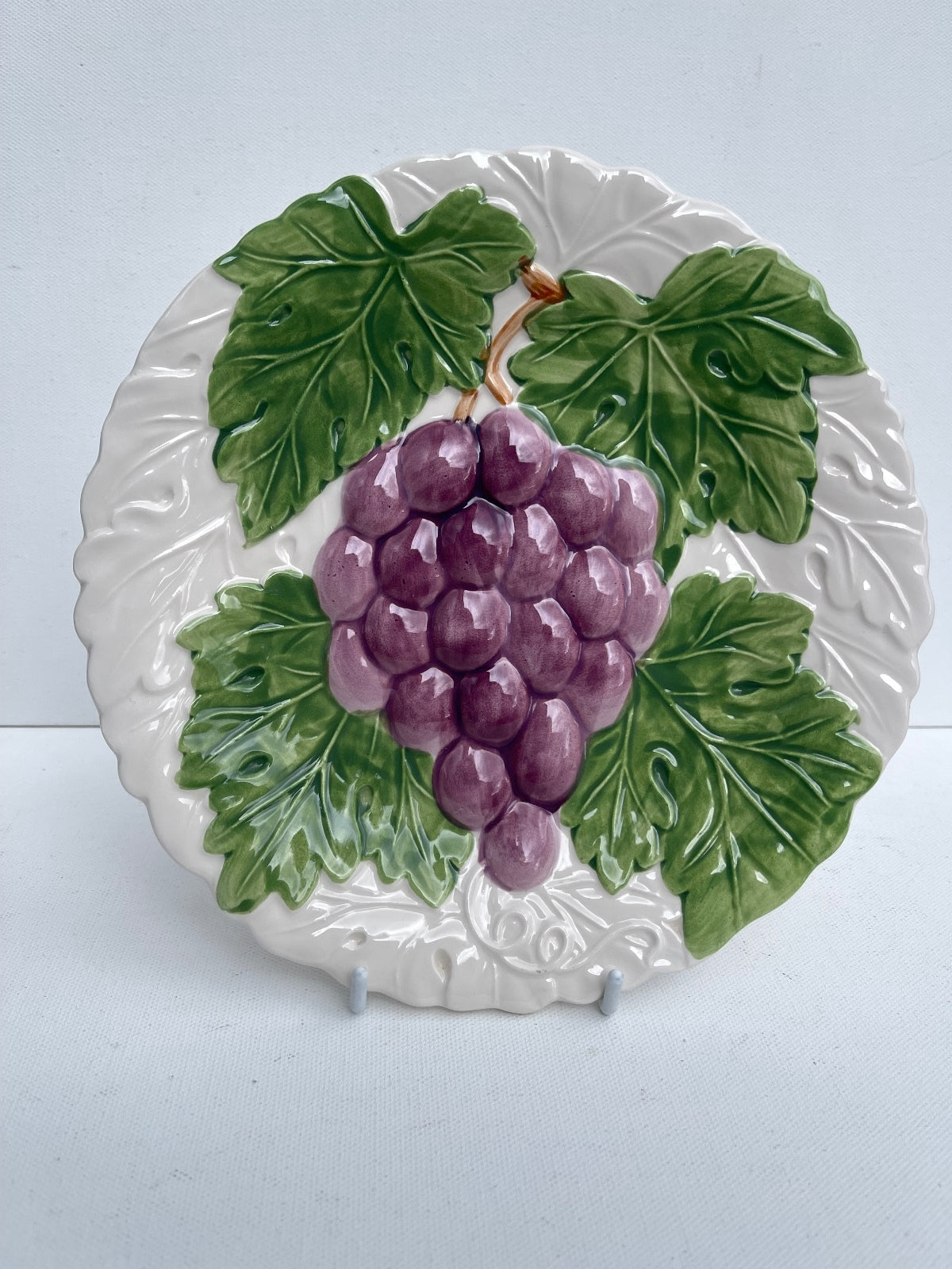 Vintage grape Majolica-style decorative plate with raised grape and leaf design, colourful fruit-themed ceramic wall plate, Mediterranean kitchen decor, cottagecore tableware, vintage home decor and collectible pottery.