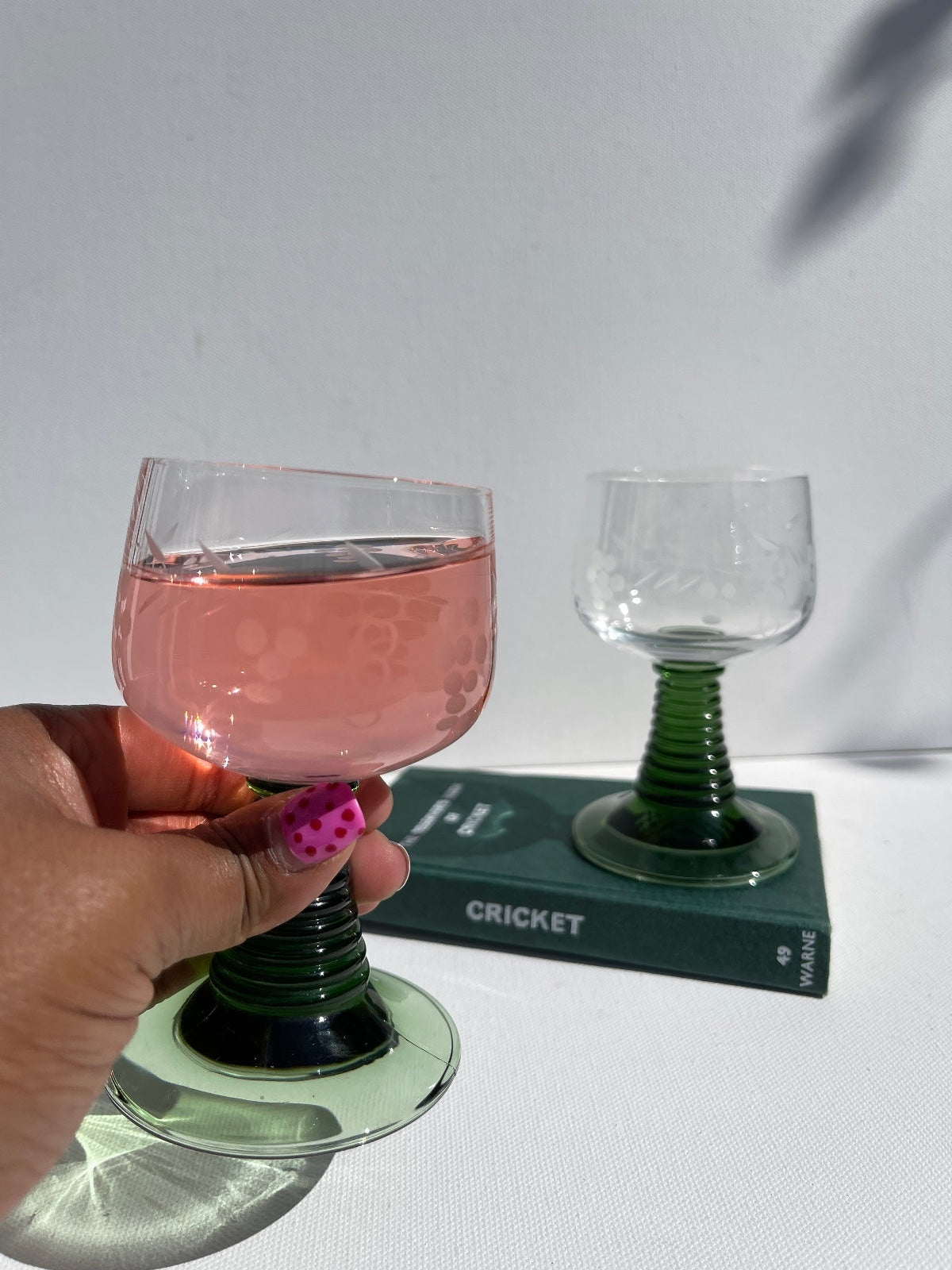 Set of 2 vintage green beehive stemmed wine glasses with etched design, retro textured glassware, Mid Century Modern barware, vintage cocktail glasses, elegant table setting and collectible retro drinkware.