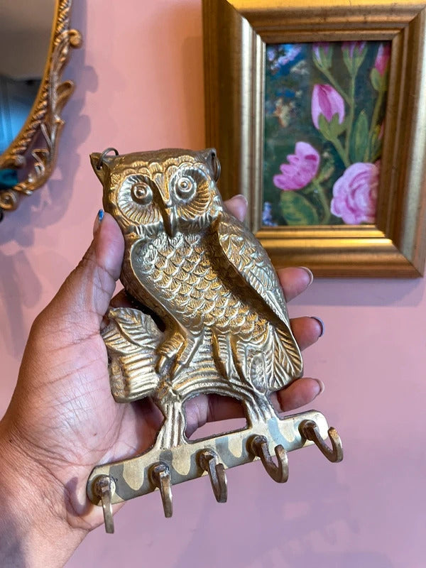 Vintage solid brass owl key holder with original hanging chain and 5 hooks, decorative wall mounted key rack, whimsical owl wall hooks for entryway, hallway or kitchen, cottagecore home decor and vintage brass storage.