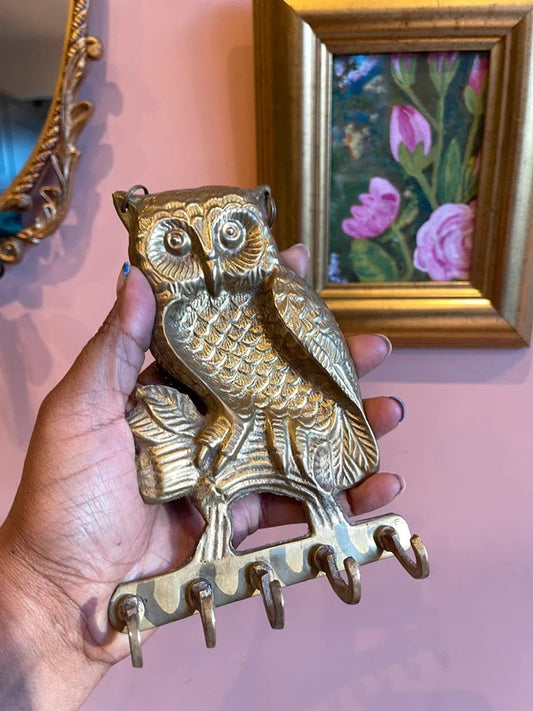 Vintage solid brass owl key holder with original hanging chain and 5 hooks, decorative wall mounted key rack, whimsical owl wall hooks for entryway, hallway or kitchen, cottagecore home decor and vintage brass storage.